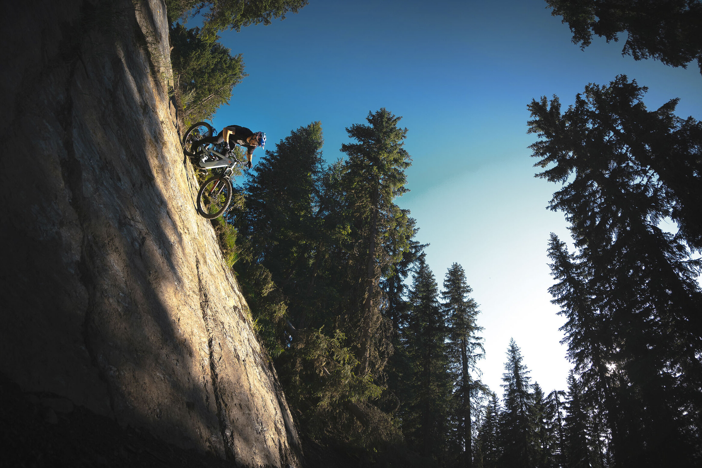 Actionphoto of Manuel Lettenbichler on YT Decoy Core 2